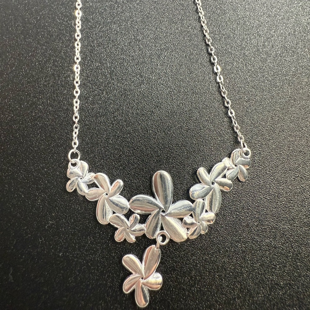 Flower Centered necklace 18"